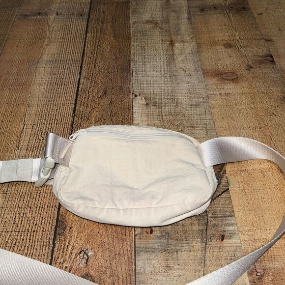Lululemon Everywhere Belt Bag 1L
White Opal - Picture 12 of 16